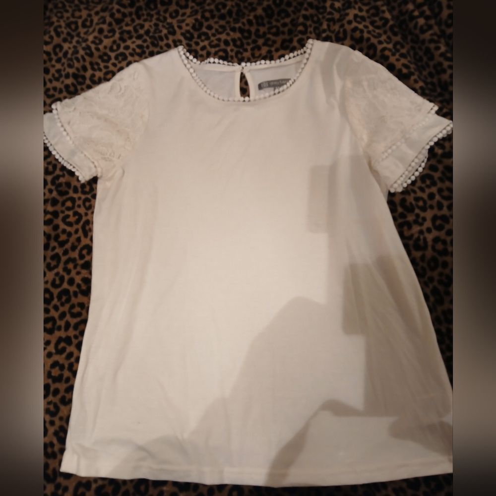 Daisy Fuentes Tee With Lace Accents Size Medium